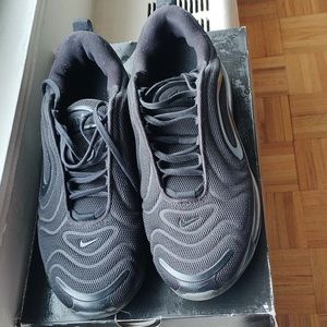 NIKE Air Max 720